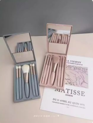 Picture of Mini portable make-up brush set with full kit genuine ultra-soft wool container box